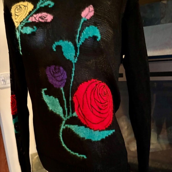 80s Mondi Floral Embroidered Red Yellow Stylized Roses Slinky Sweater 38 M - Picture 4 of 5